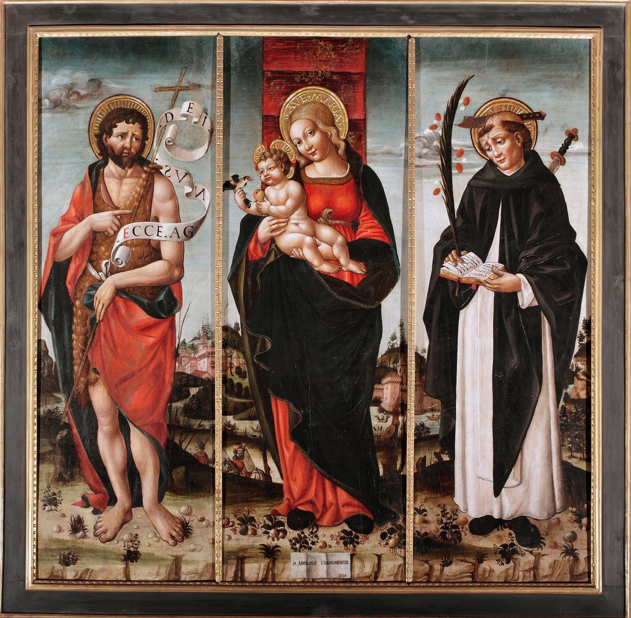 Neitsyt ja lapsi Pyhän Johannes Kastajan ja Veronan Pietarin välillä (Pietro Martire tai Pietro da Verona, n. 1205-1252) (Neitsyt lapsen kanssa Pyhän Johannes Kastajan ja Veronan Pietarin kanssa) Triptyqye (Triptyykki) Niccolo da Cremonan maalaus tekijältä Nicolo da Cremona