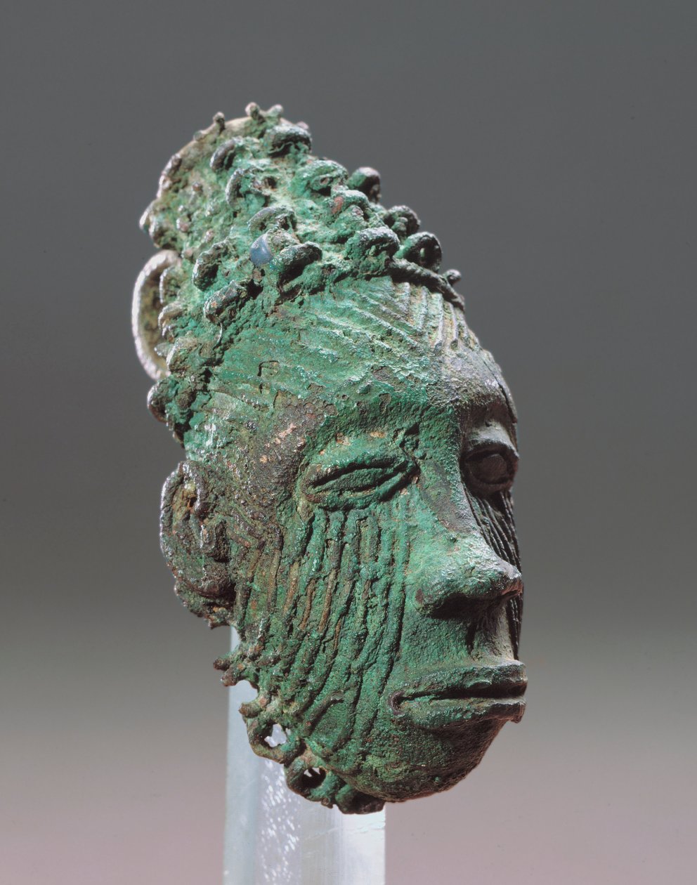 Ihmisen päätä esittävä riipus, Igbo-Ukwu, 9.-10. vuosisata (lyijypronssi). tekijältä Nigerian