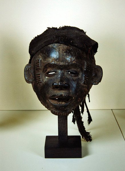 Ogoja-naamio (puuta, puuvillaa & höyheniä) tekijältä Nigerian