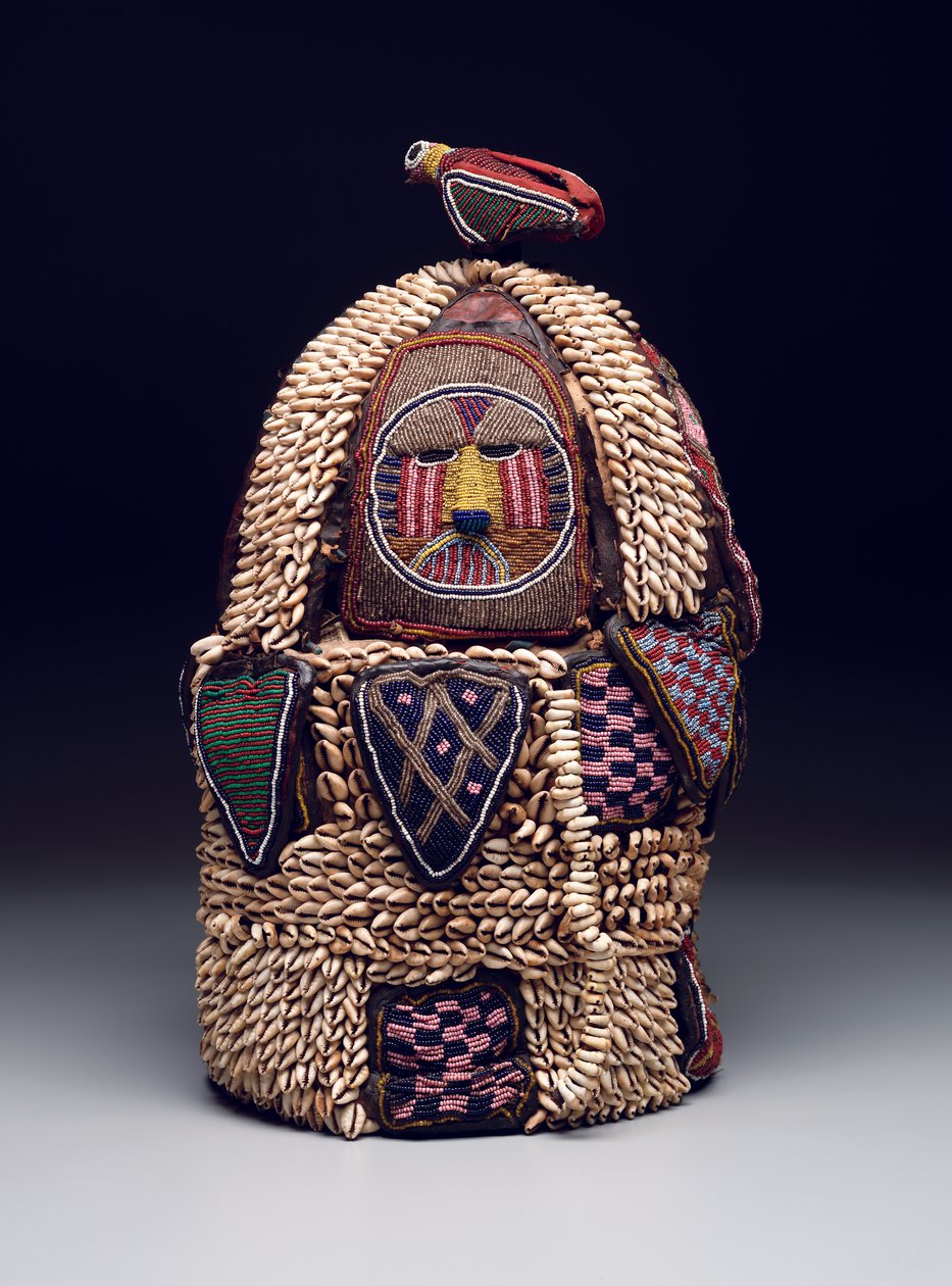 House of the Head Shrine (ile ori), 1800-luvun lopusta 1900-luvun alkuun (nahkaa, cowrie-kuoret, lasihelmiä, kangasta ja metallia) tekijältä Nigerian School