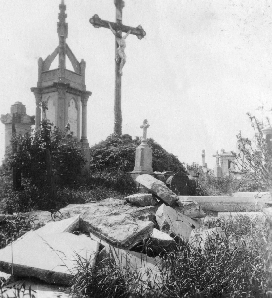 Vaurioituneet haudat, vanha kunnallinen hautausmaa, Ypres, Belgia, I maailmansota, c1914-c1918 tekijältä Nightingale and Co