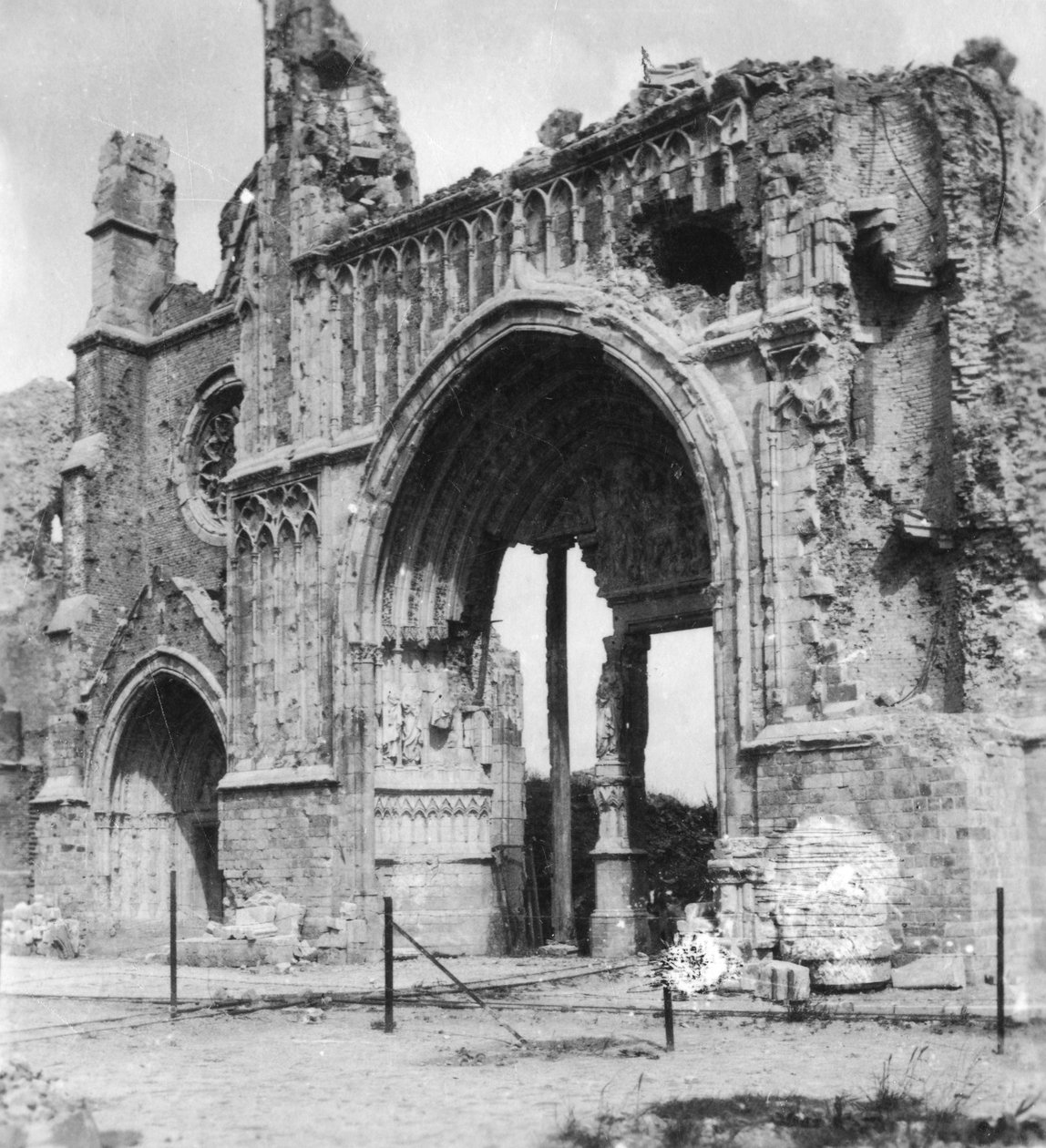 Katedraalin rauniot, Ypres, Belgia, ensimmäinen maailmansota, c1914-c1918 tekijältä Nightingale and Co