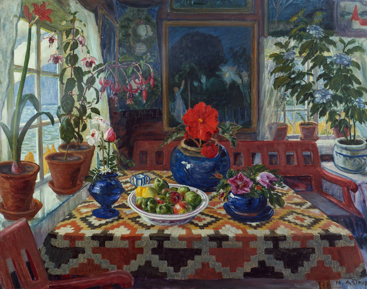 Sisätiloissa iso sininen ruukku tekijältä Nikolai Astrup