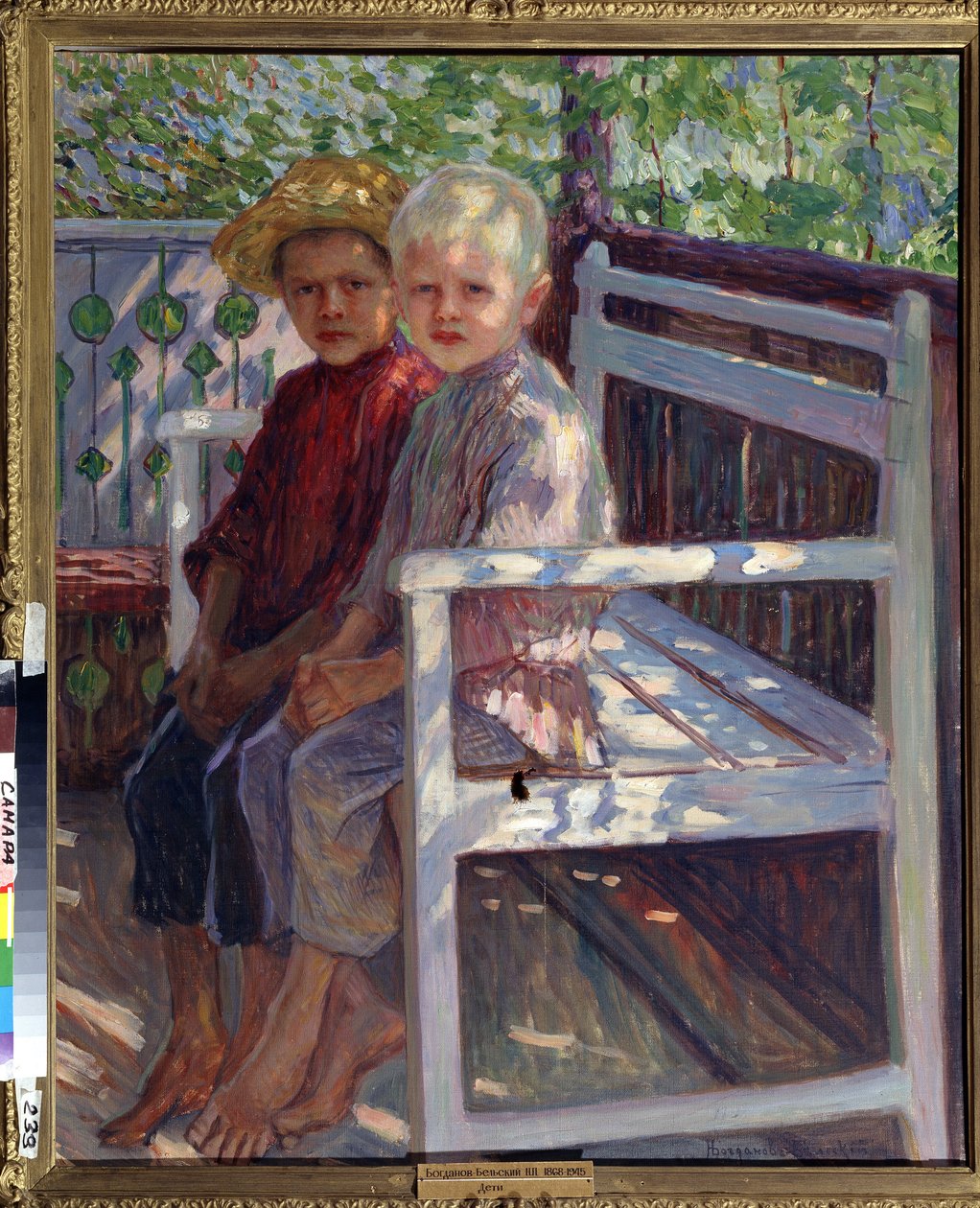 Lapset (lapset). Kaksi lasta, toisella vaaleat hiukset, toisella ruskeat hiukset, istuu paljain jaloin penkillä auringossa. Nikolai Petrovitš Bogdanov Belsky (Bogdanov-Belsky) (Bogdanov-Belsky) (Bogdanov-Belsky) (1868-1945) maalaus. Öljy kankaalle tekijältä Nikolai Petrovich Bogdanov Belsky