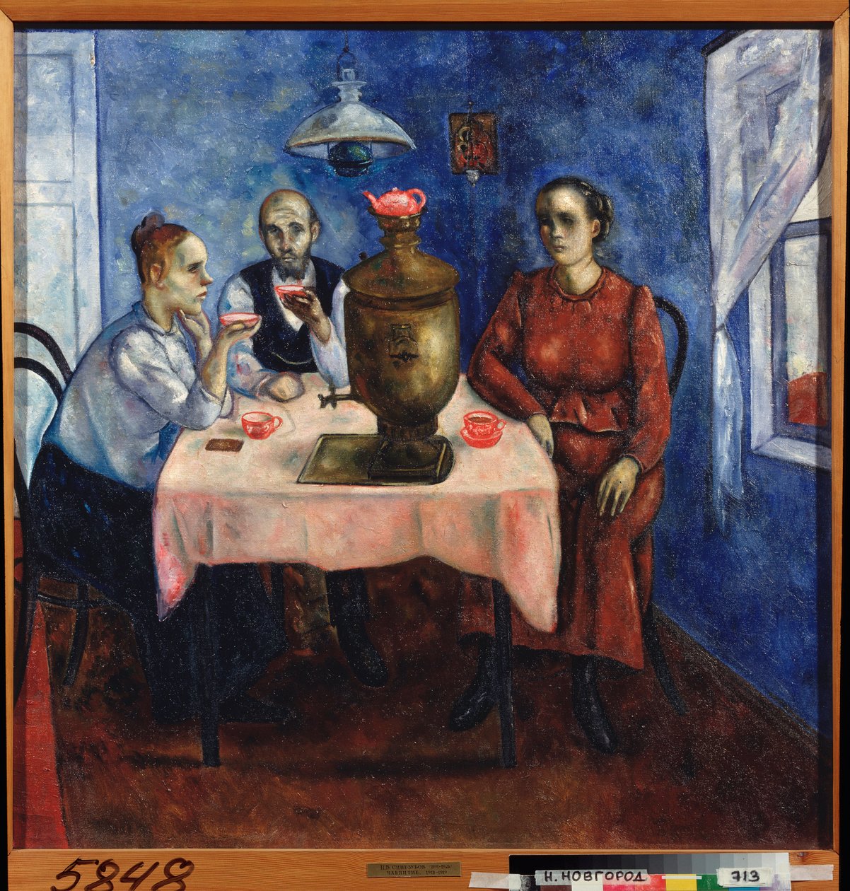 Teehetki (Kohaus arjesta, surullinen perhe juo teetä samovaarin ympärille koottuna) - Teen juominen - Nikolai Vladimirovich Sinezubovin (Nicolas Sinezouboff) maalaus (1891-1956), öljy kankaalle tekijältä Nikolay Vladimirovic Sinezubov
