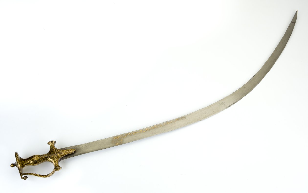 Talwar-sapeli, jossa on panjabi-tyyppinen indo-muslim-kärki, terä mahdollisesti 1700-luvulta, kädensija 1800-luvulta (teräs, ruosteinen rauta, kultainen valedamassenointi) tekijältä North Indian School
