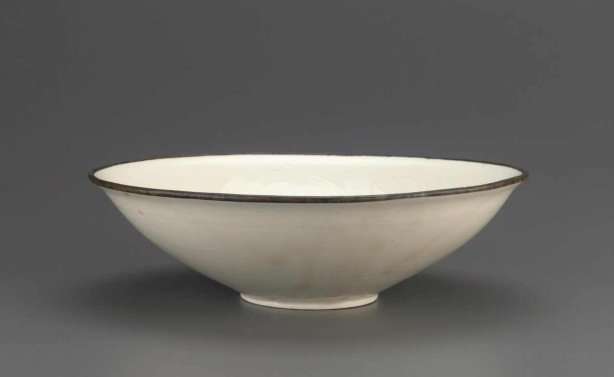 Ding-astiakulho, jossa on leikattu lootuskoristelu, Hebein maakunta, 1000-luvun alku - 1100-luvun alku (keraaminen) tekijältä Northern Song Dynasty Chinese School