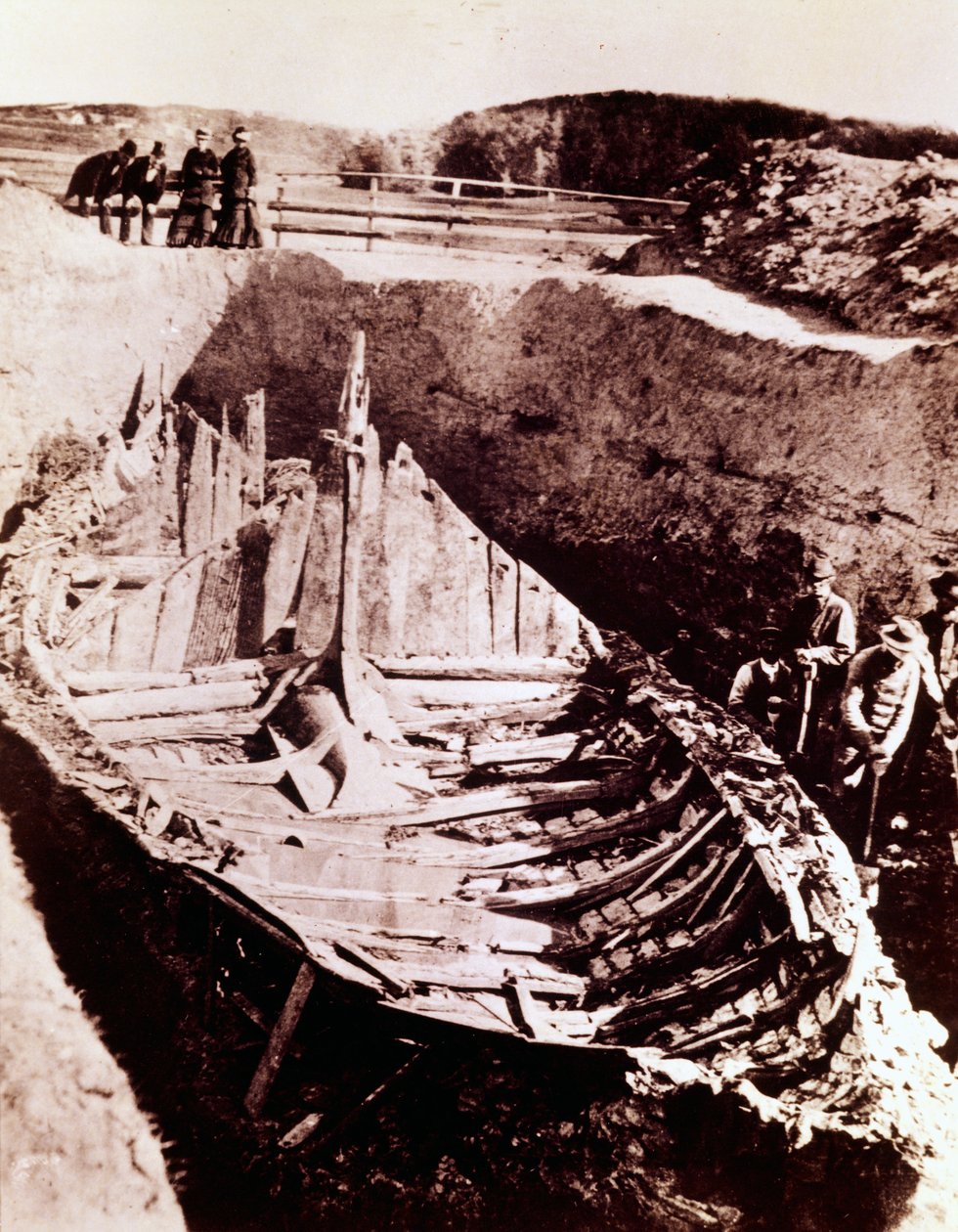 Viikinki-pitkälaivan "Gokstad" kaivaukset 800-luvulla Norjassa, 1880 tekijältä Norwegian Photographer
