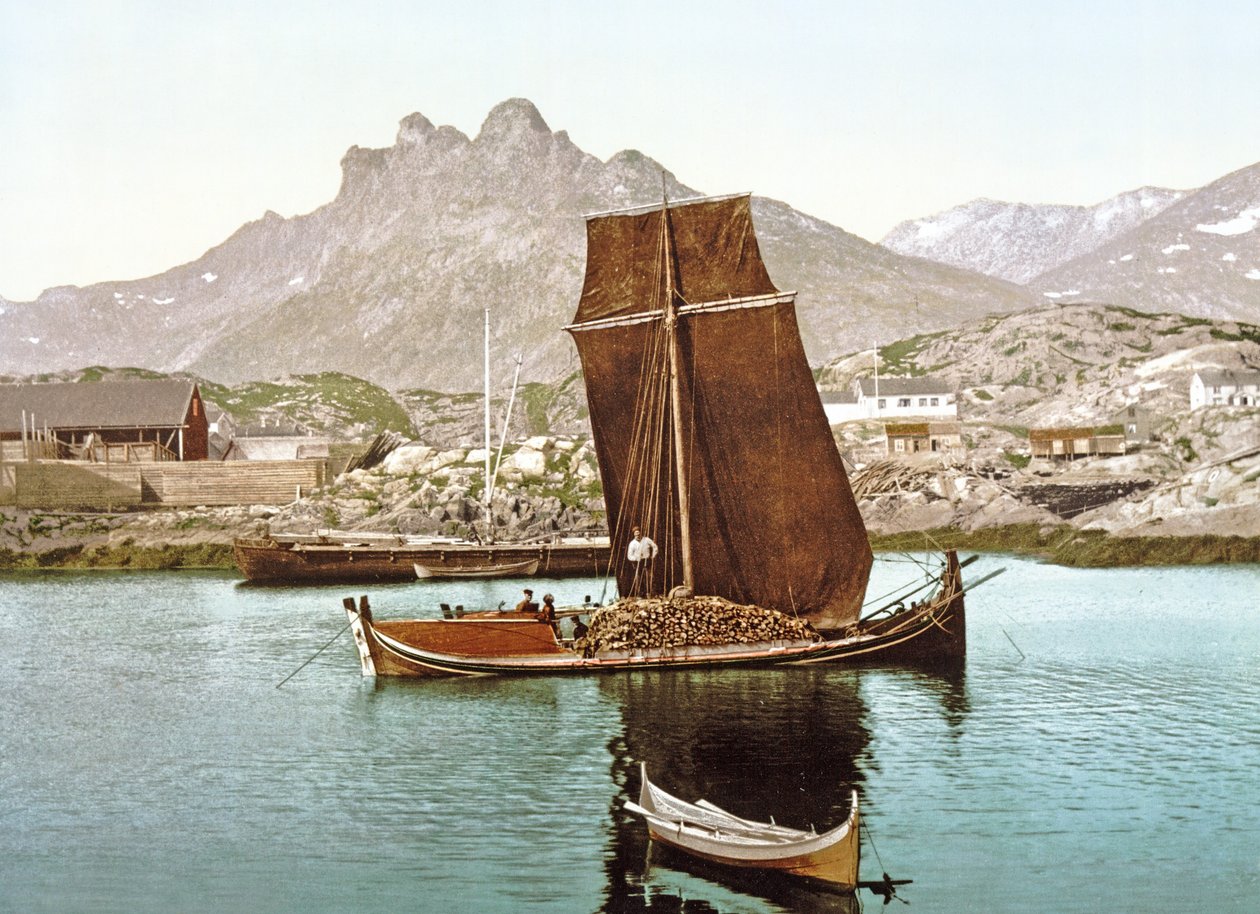 Nordland-vene, joka kuljettaa tukkilastia, Norja, 1890-1900 tekijältä Norwegian Photographer