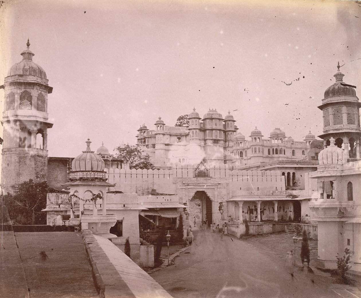 Näkymä kaupungin palatsille, sisäänkäynnin portti etualalla, Udaipur tekijältä O.S. Baudesson