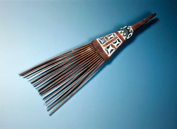 Hammaskampa leikattu bambutikusta, Admiraliteettisaarilta, ennen vuotta 1885 (bambu) tekijältä Oceanic
