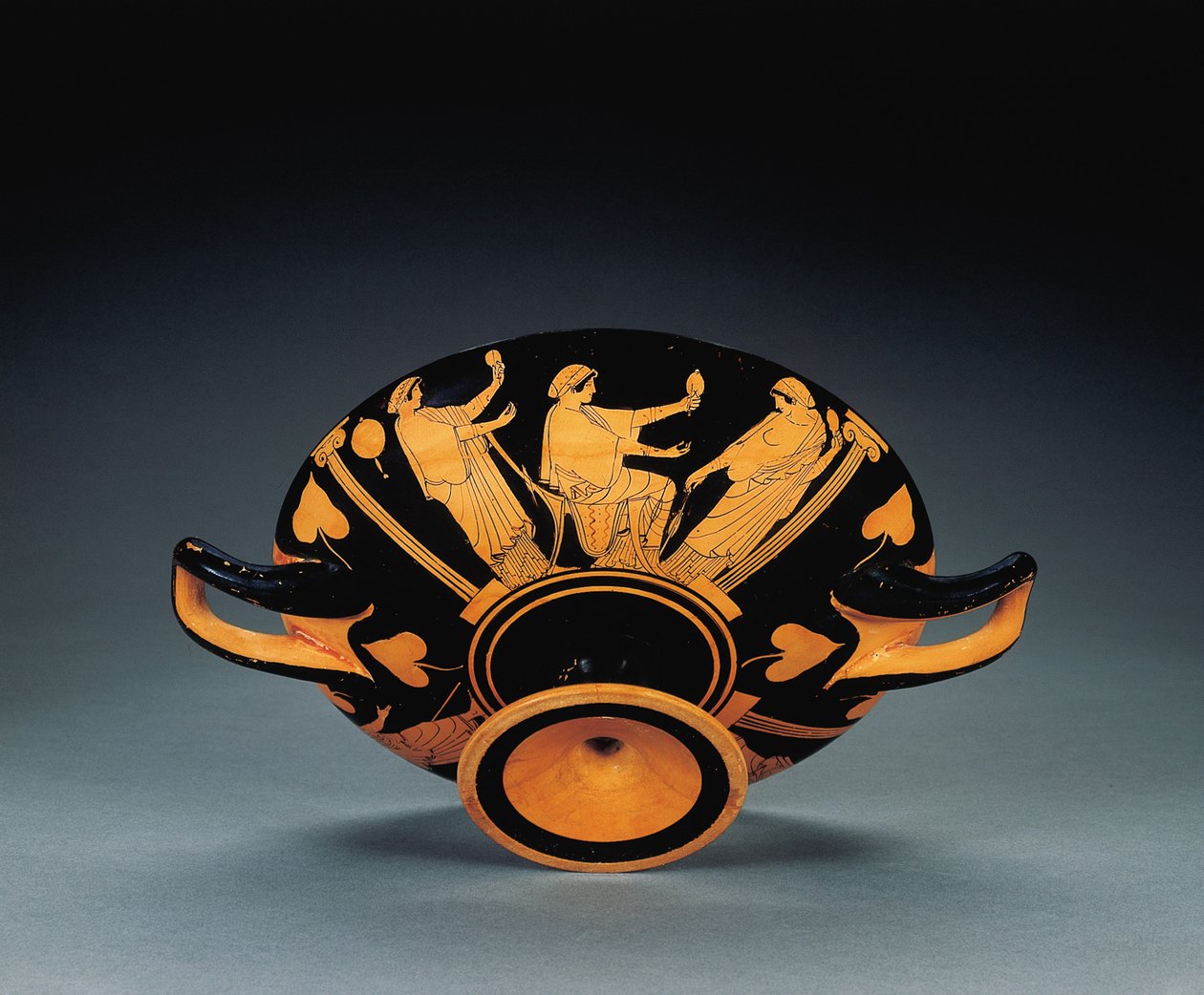 Ullakko punahahmoinen kylix, noin 470 eKr. (terrakotta) (ks. myös 2636771-2) tekijältä Oedipus Painter (attr. to)