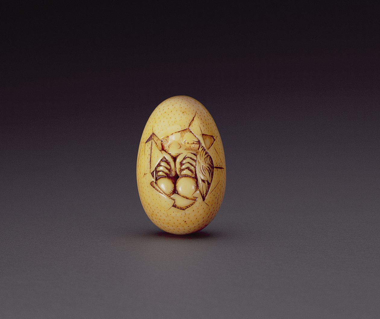 Netsuke kuvaa poikasta, joka murtautuu ulos kuoresta, n. 1760-80 tekijältä Ogasawara Issai