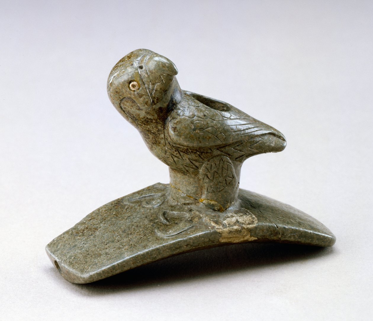 Falcon effigy pipe, 200 eaa - 100 jKr (pipestone ja jokihelmi) tekijältä Ohio Hopewell culture