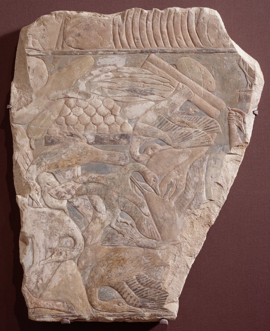 Relief, jossa esitetään uhrilahjoja vainajan puolesta, 2450/2290 eKr. (maalattu kalkkikivi) tekijältä Old Kingdom Egyptian