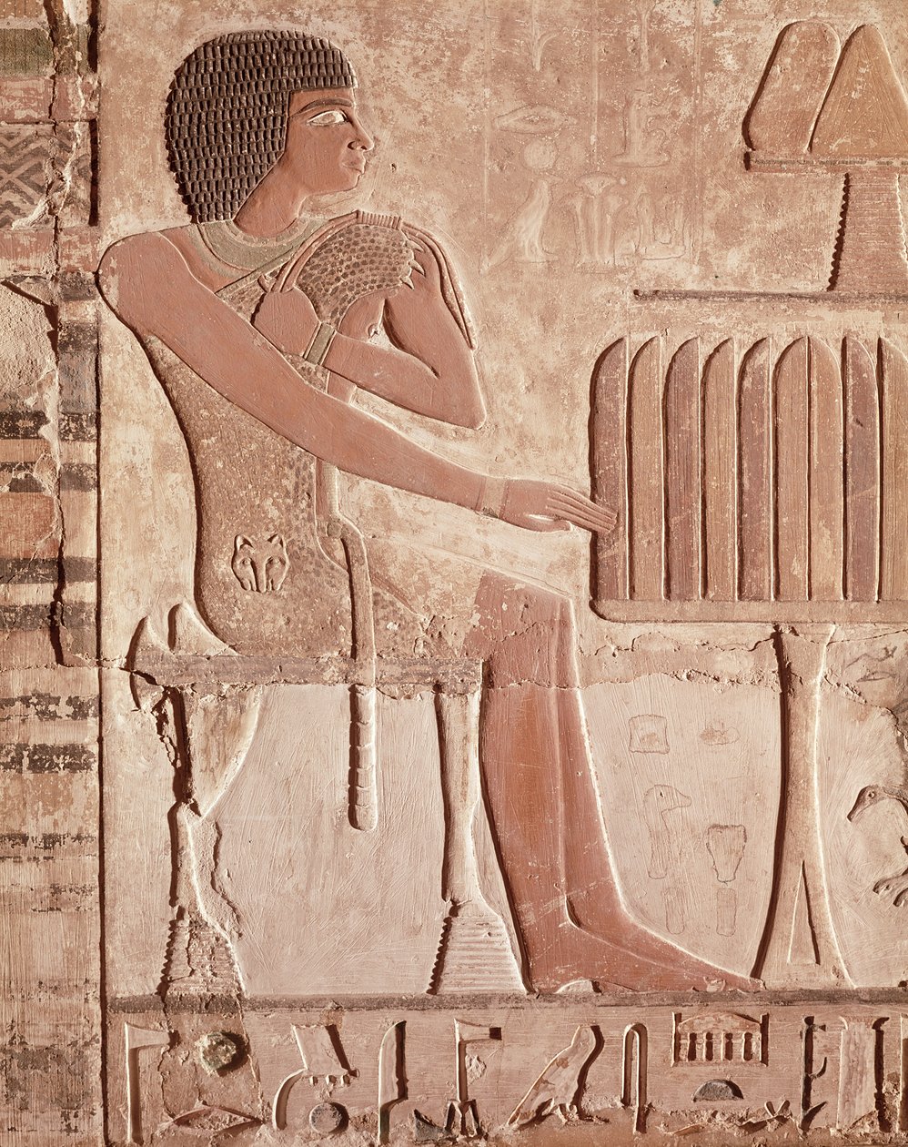 Reliefi, joka kuvaa vainajaa istumassa uhripöydän edessä, jossa on leipää (maalattu kivi) tekijältä Old Kingdom Egyptian