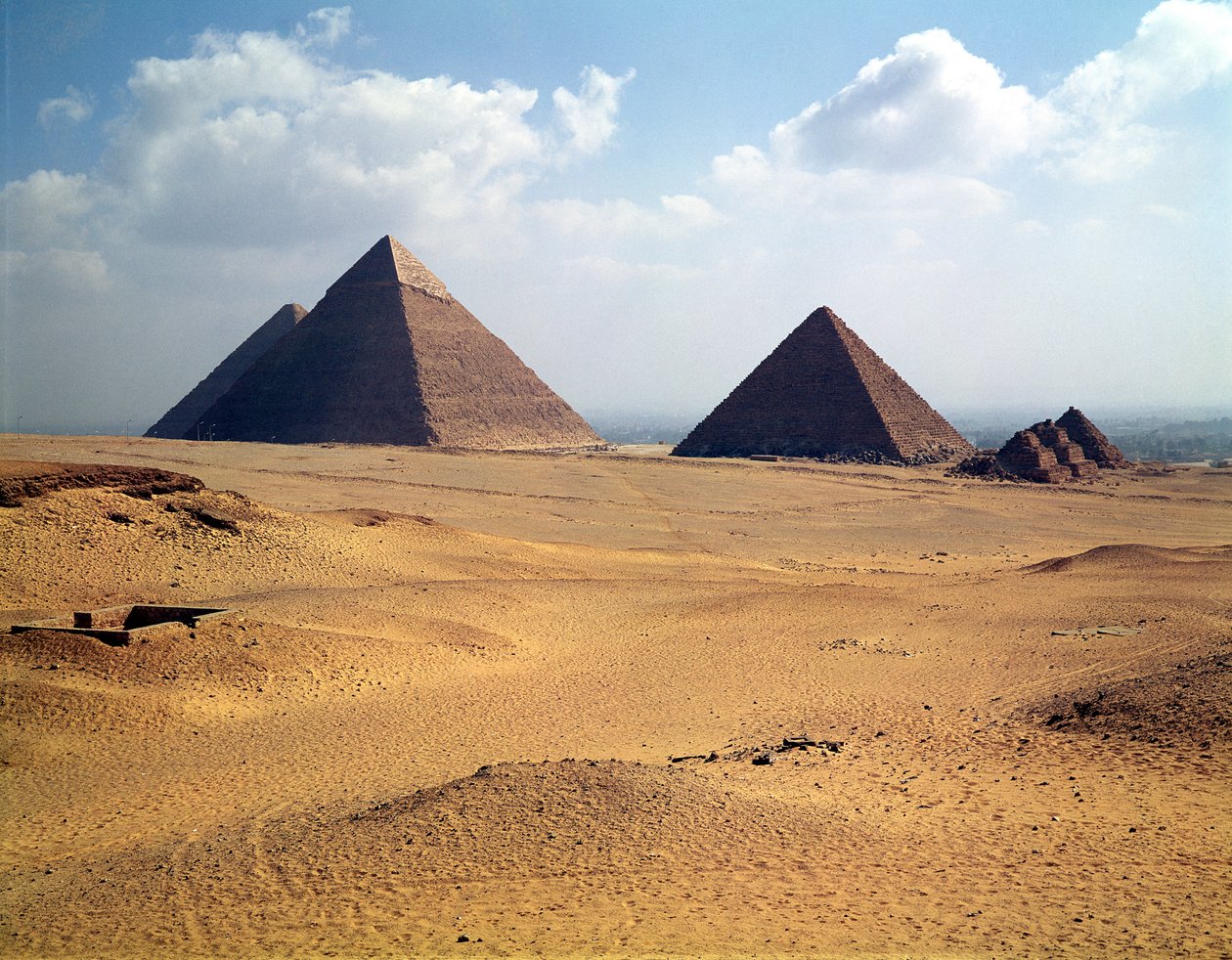 Näkymä Cheopsin, Chephrenin ja Mycerinuksen pyramideista tekijältä Old Kingdom Egyptian