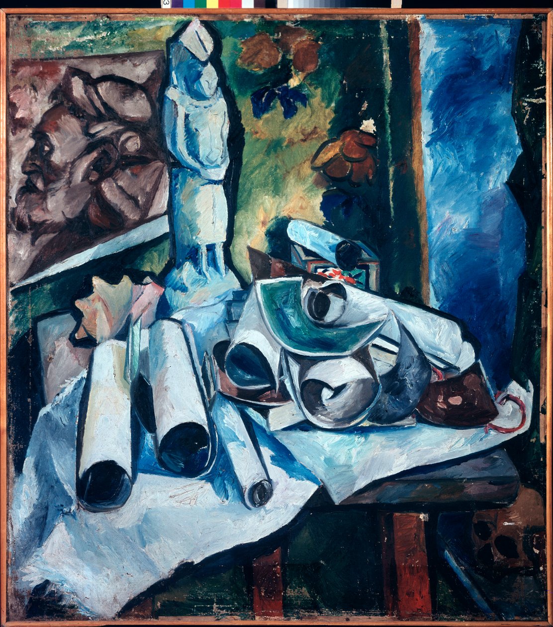 Asetelma paperirullien kanssa (häiriö taiteilijan ateljeessa, patsas, maalaus miehen kasvoista ja kallo) - Asetelma (Asetelma paperirullien kanssa) - Olga Vladimirovna Rozanovan (1886-1918) maalaus öljy kankaalle tekijältä Olga Wladimirowna  Rosanowa