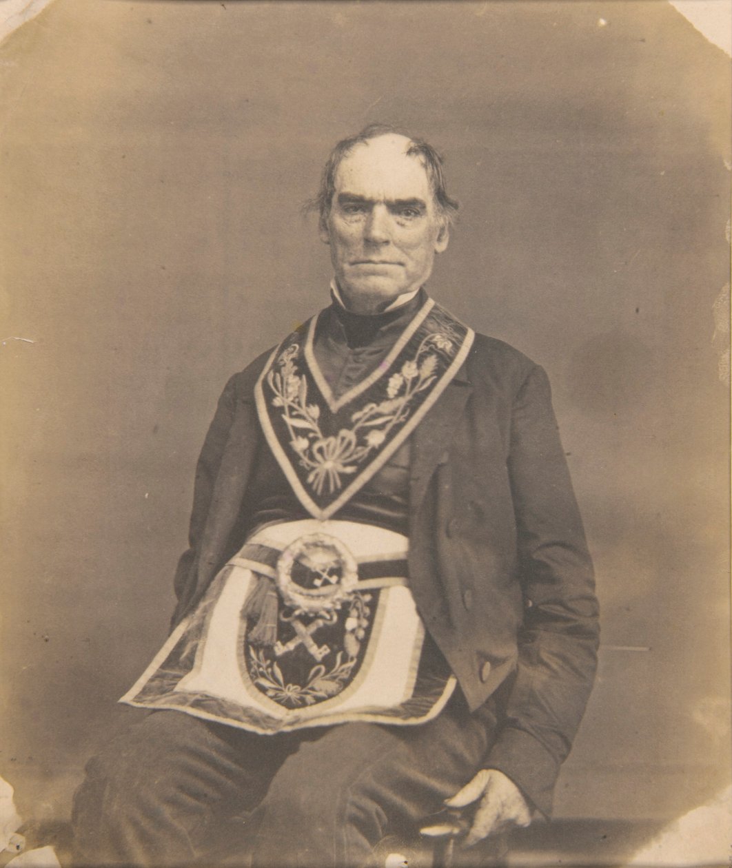 Muotokuva miehestä vapaamuuraripuvussa tekijältä Oliver H. Willard