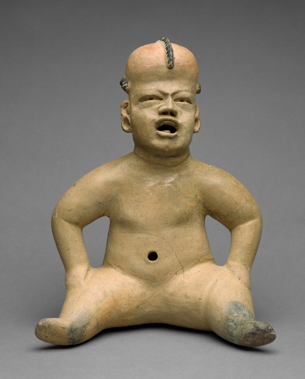 Istuva hahmo, (keramiikka bikromilla liukumaalauksella ja mustalla pisteellä) tekijältä Olmec