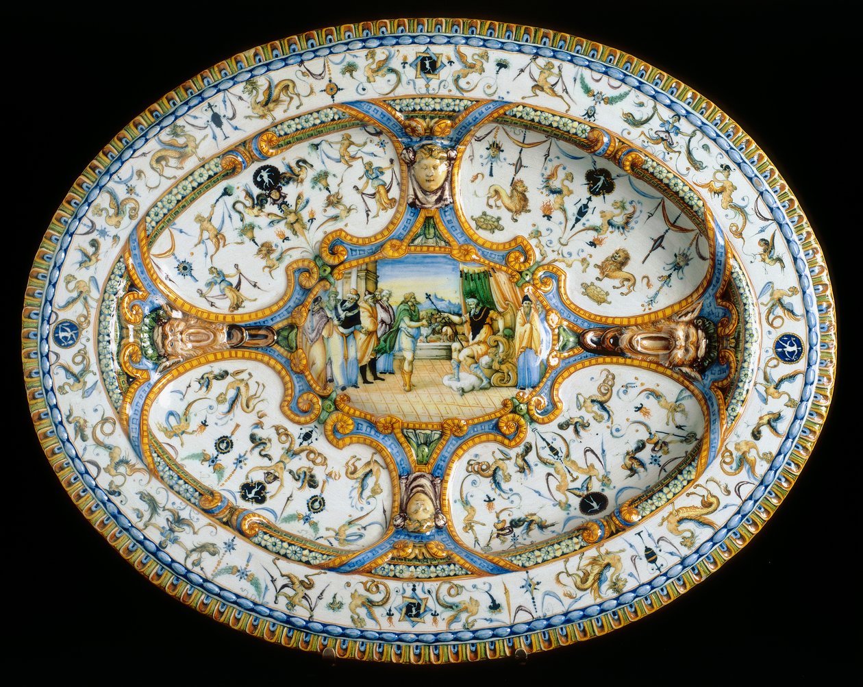 Tarjotin, jossa on Orazio Fontana -työpajan groteskeja, jotka on säilytetty Firenzen Museo Nazionale del Bargellossa tekijältä Orazio (workshop of) Fontana