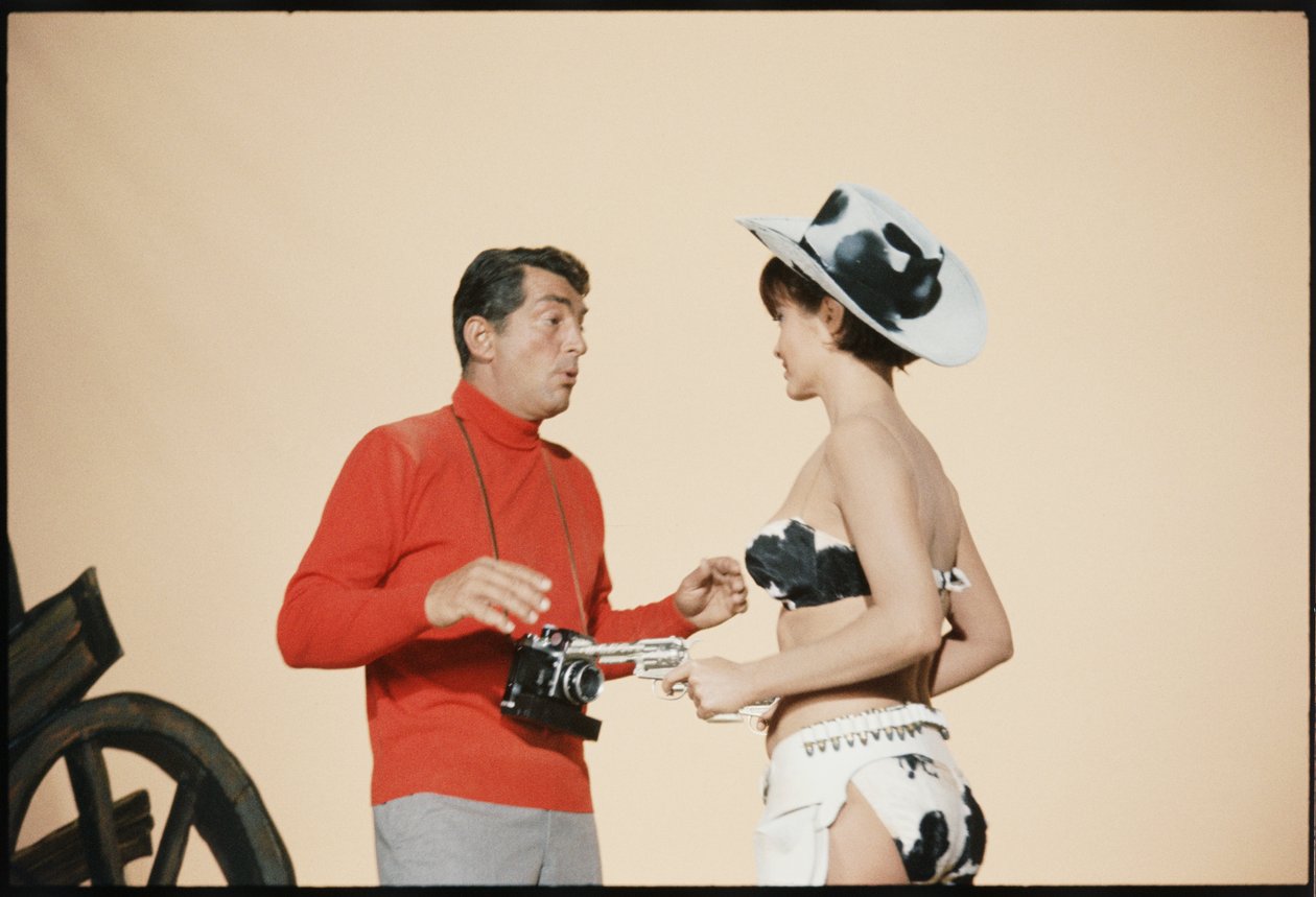 Dean Martin Matt Helmin roolissa elokuvassa The Silencers tekijältä Orlando Suero