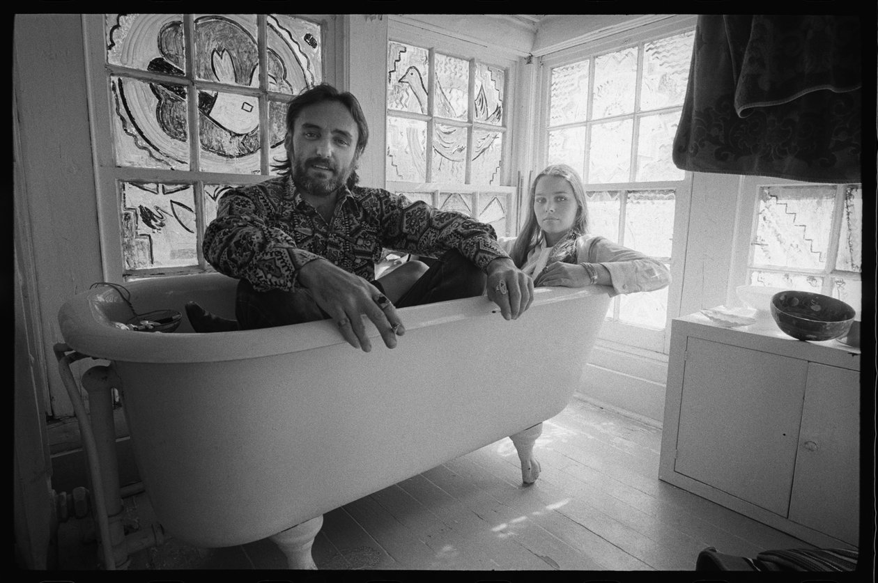 Dennis Hopper ja vaimo Michelle Phillips kylpyammeessa New Mexicossa tekijältä Orlando Suero