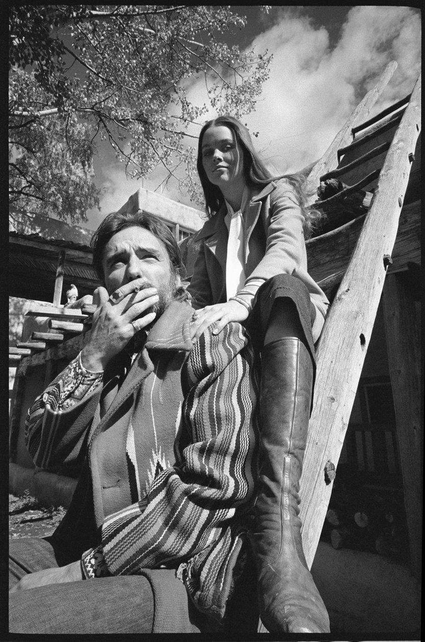 Dennis Hopper ja vaimo Michelle Phillips tikkailla New Mexicossa tekijältä Orlando Suero