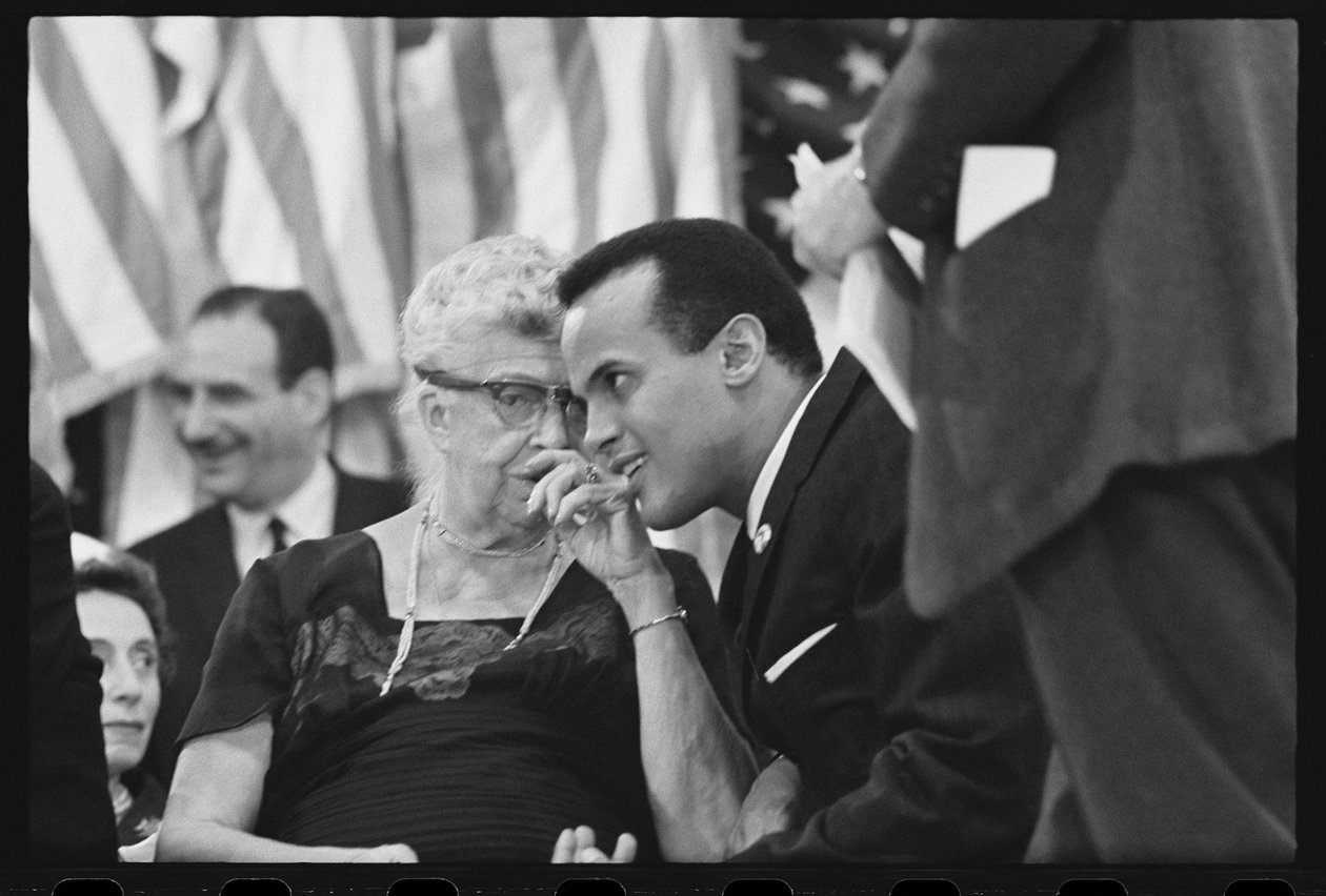 Eleanor Roosevelt Harry Belafonten kanssa vaalikokouksessa tekijältä Orlando Suero