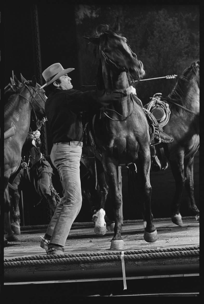 Gregory Peck hevosen kanssa Mackenna