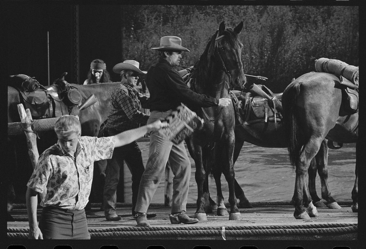 Gregory Peck hevosen kanssa Mackenna