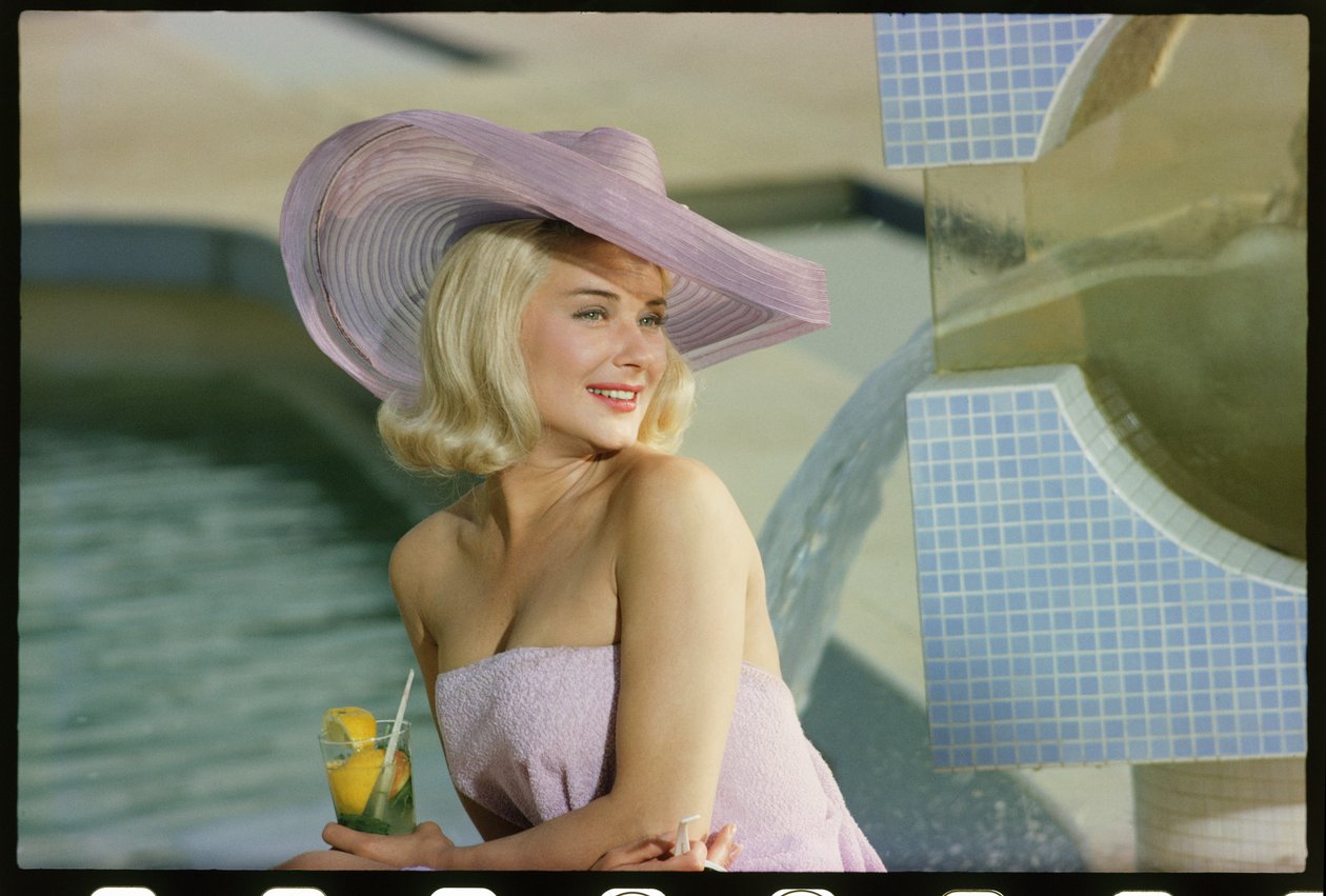 Hope Lange -valokuvaus uima-altaalla tekijältä Orlando Suero