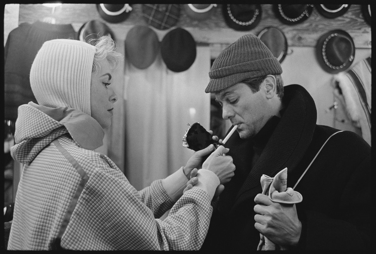 Janet Leigh ja Tony Curtis talviolympialaisissa Squaw Valleyssa, Kaliforniassa tekijältä Orlando Suero