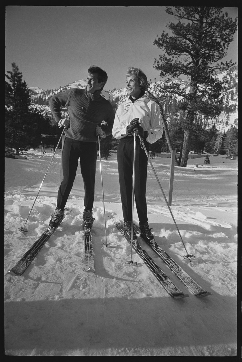 Janet Leigh ja Tony Curtis suksilla talviolympialaisissa Squaw Valleyssa, Kaliforniassa tekijältä Orlando Suero