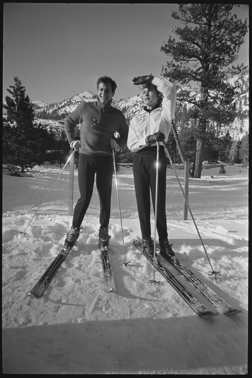 Janet Leigh ja Tony Curtis suksilla talviolympialaisissa Squaw Valleyssa, Kaliforniassa tekijältä Orlando Suero