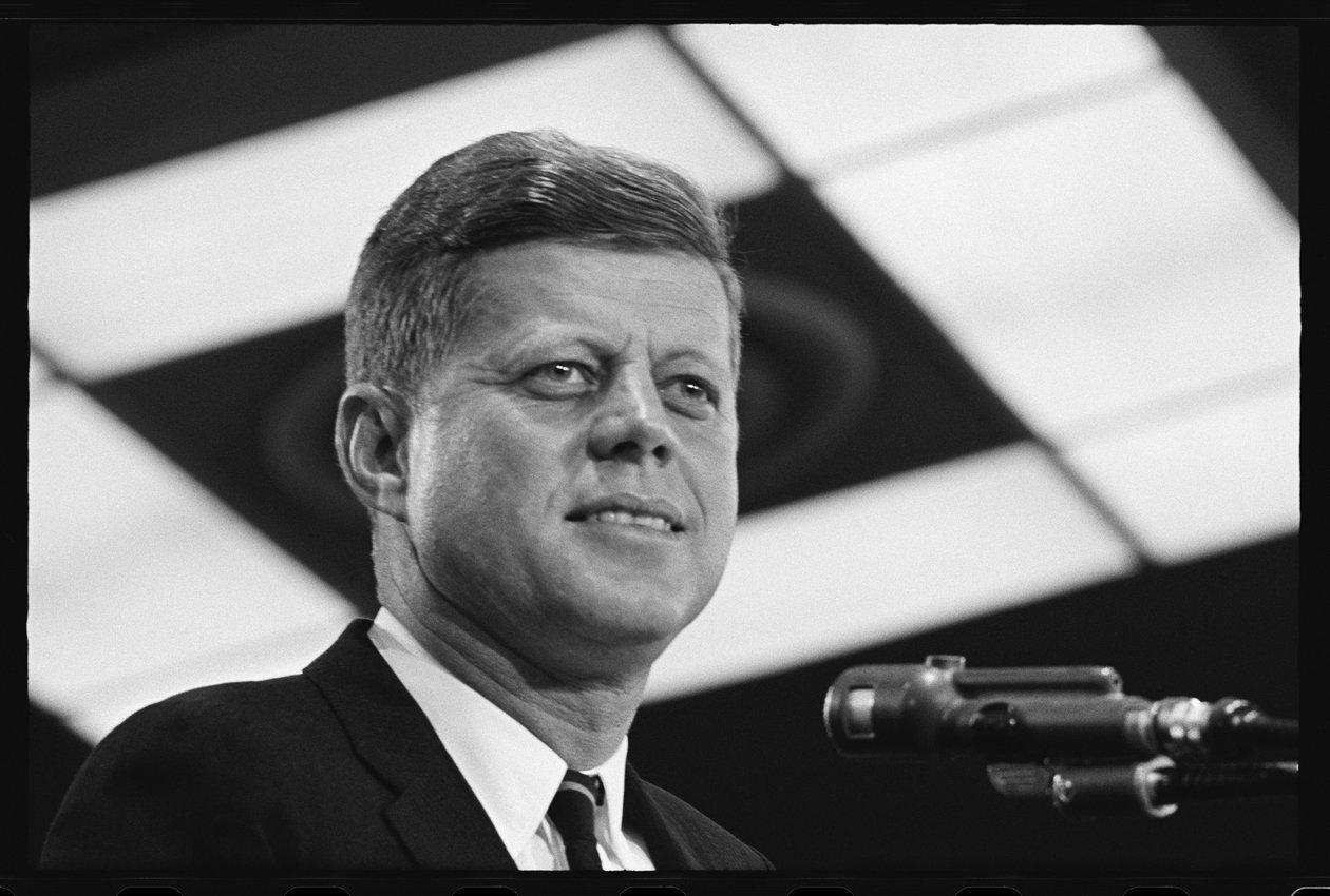 John F. Kennedy pitää puheen tekijältä Orlando Suero