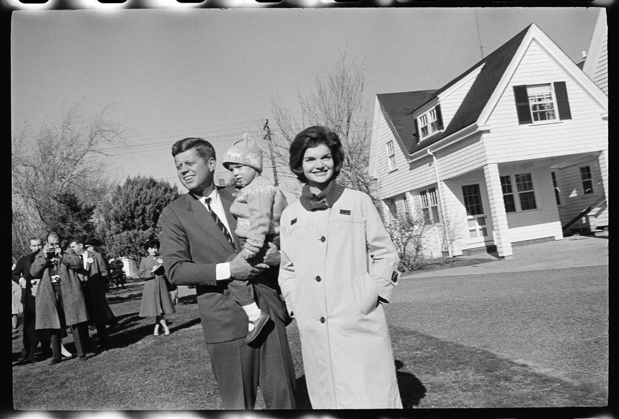John F. Kennedy, Jackie Kennedy ja tytär Caroline tekijältä Orlando Suero