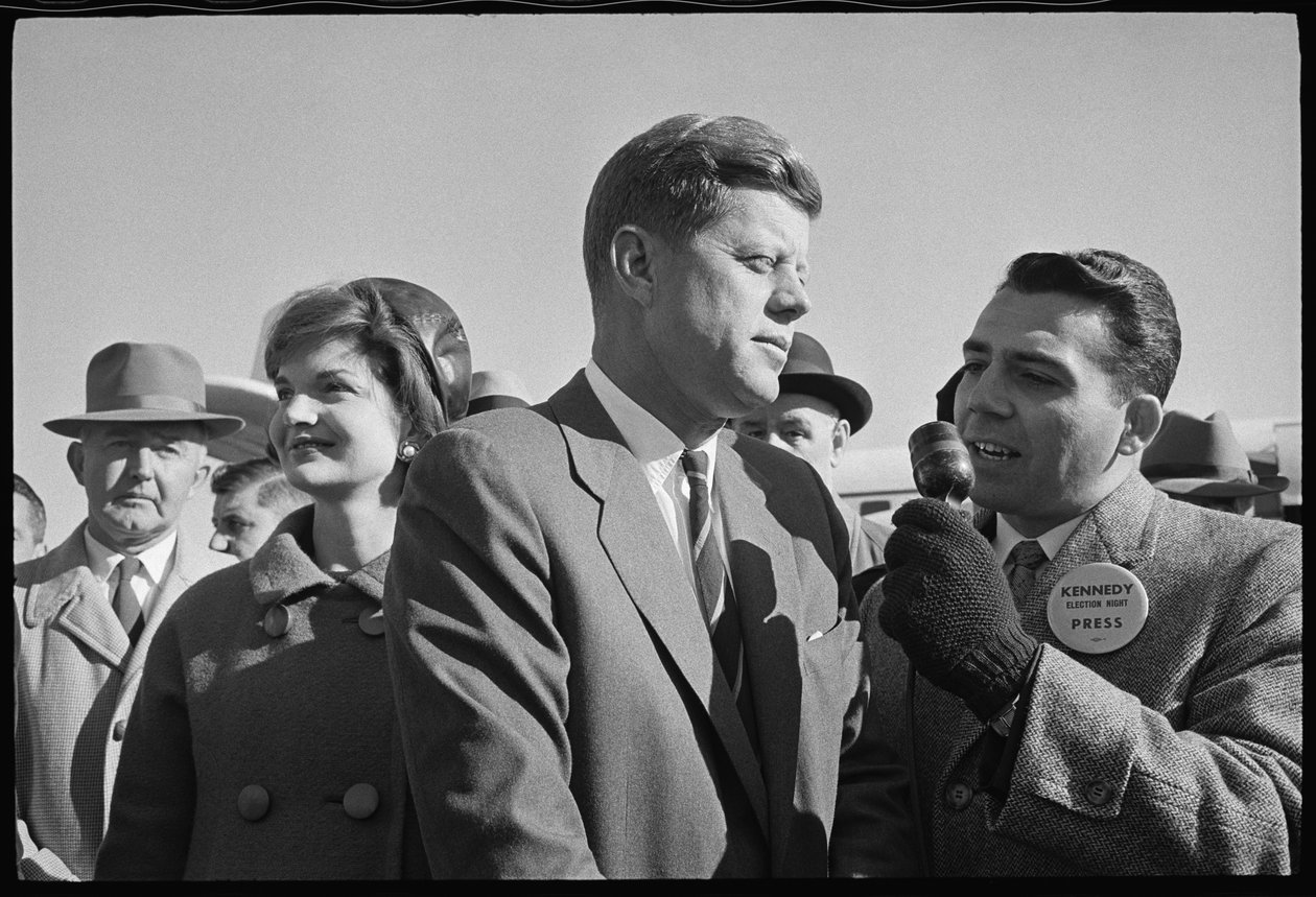 John F. Kennedy toimittajan ja Jackie Kennedyn kanssa vaalien aikana tekijältä Orlando Suero