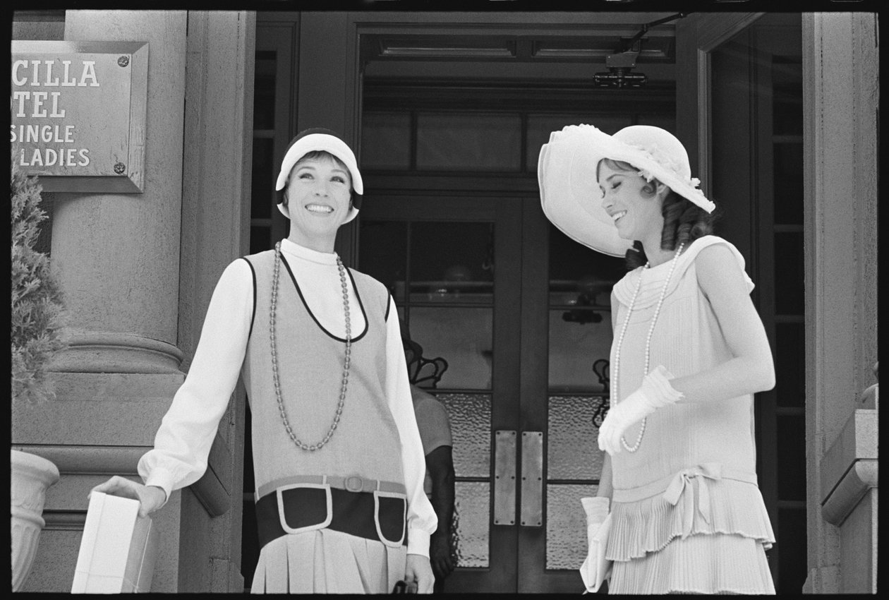 Julie Andrews ja Mary Tyler Moore elokuvan "Thoroughly Modern Millie" kuvauksissa tekijältä Orlando Suero