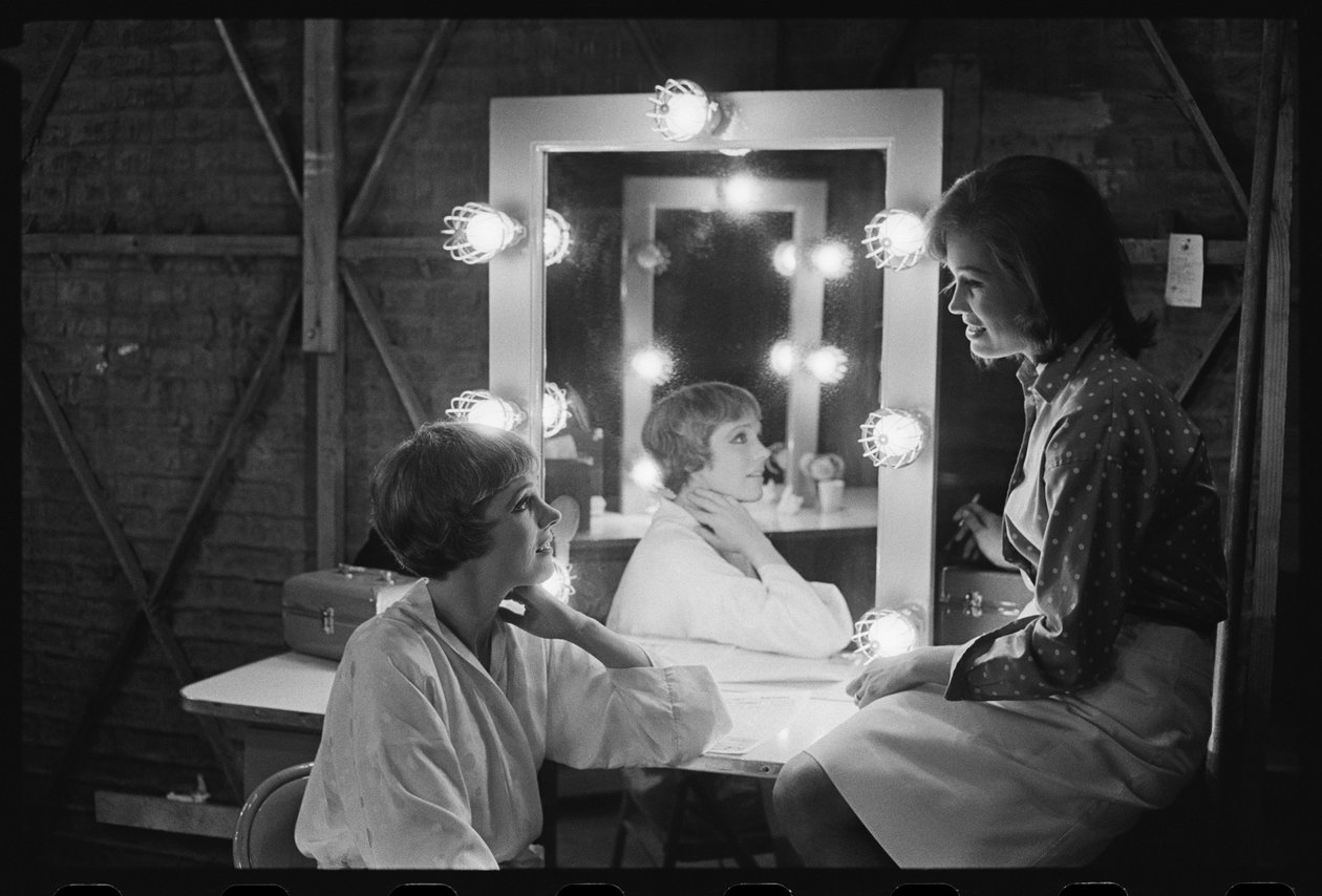 Julie Andrews ja Mary Tyler Moore elokuvan "Thoroughly Modern Millie" kuvauksissa tekijältä Orlando Suero