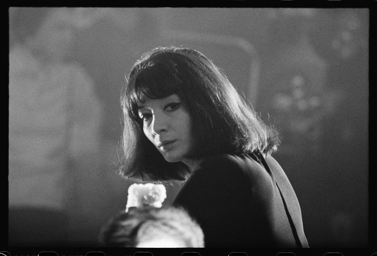 Juliette Greco savuisessa yökerhossa tekijältä Orlando Suero