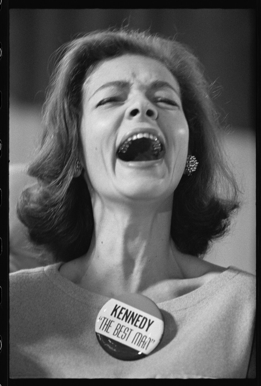 Lauren Bacall yllään Kennedy The Best Man -pinssimerkki vaaliiltana tekijältä Orlando Suero