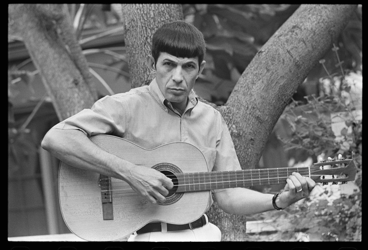 Leonard Nimoy soittaa kitaraa tekijältä Orlando Suero