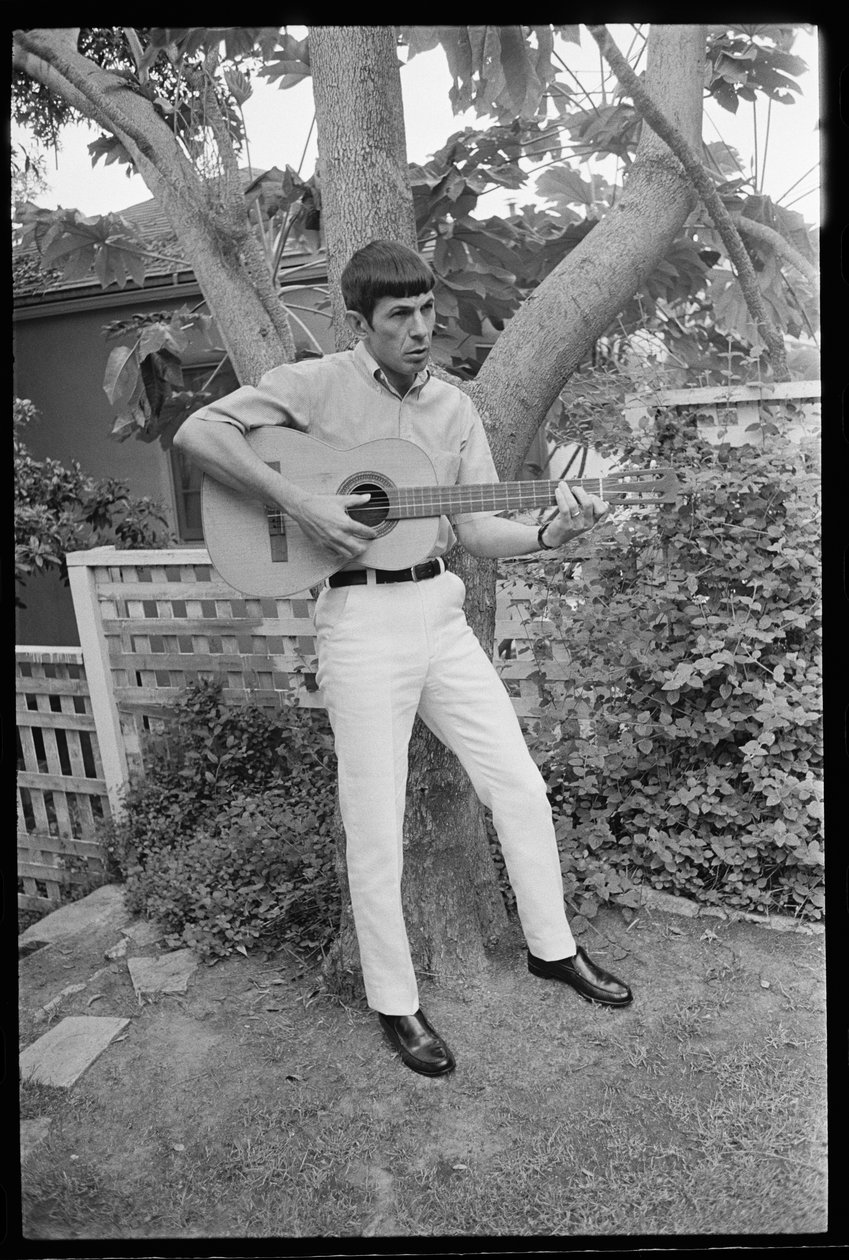 Leonard Nimoy soittaa kitaraa tekijältä Orlando Suero