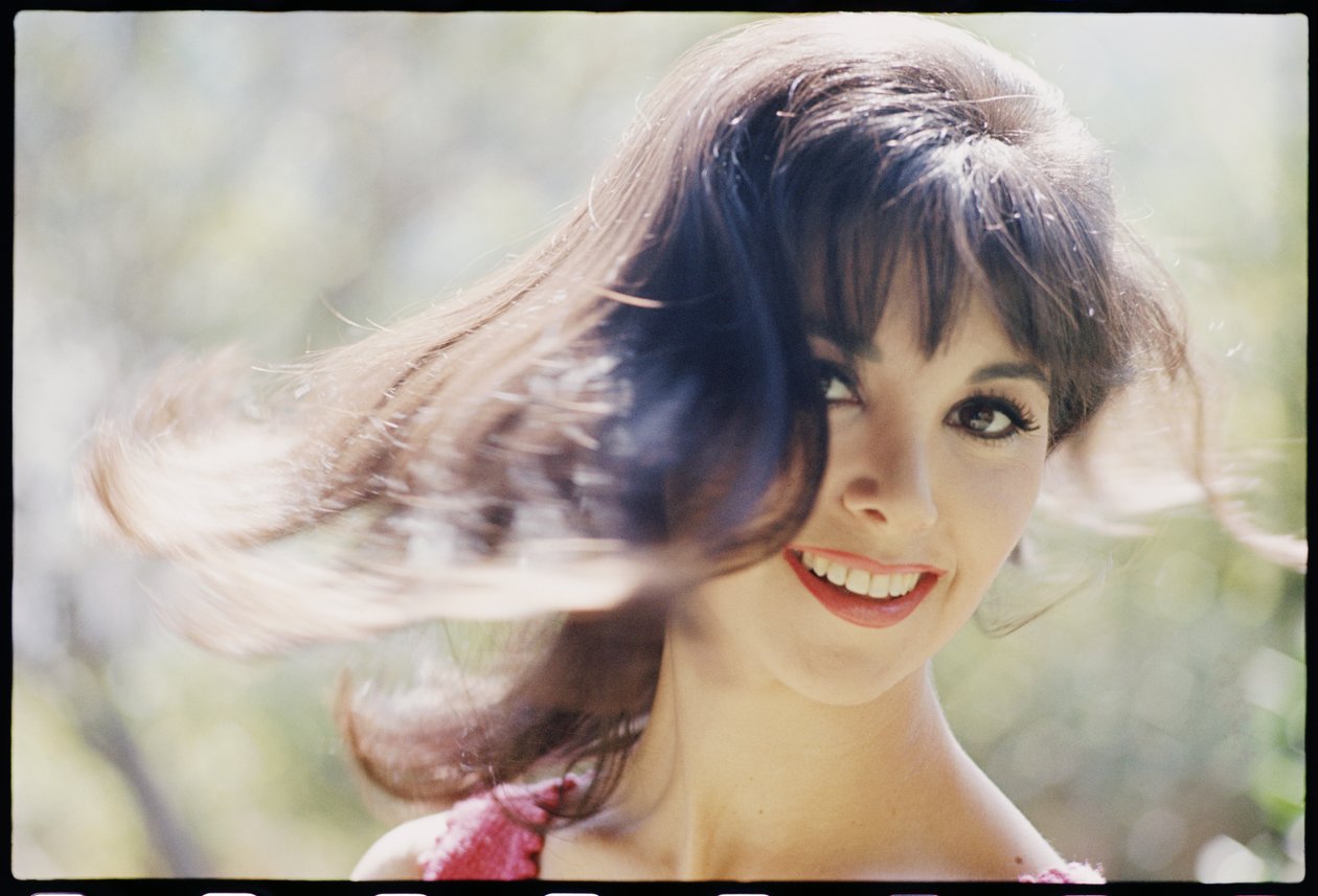 Marlo Thomas heittelee hiuksiaan tekijältä Orlando Suero