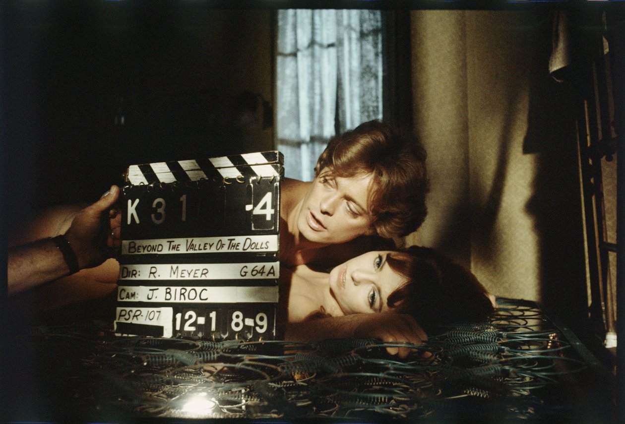 Michael Blodgett ja Dolly Read sijoittuvat elokuvaan Beyond the Valley of the Dolls, 1970 (kuva) tekijältä Orlando Suero