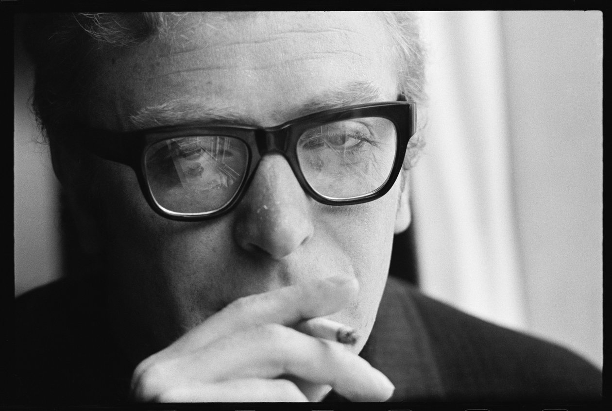 Michael Caine tupakoi tekijältä Orlando Suero