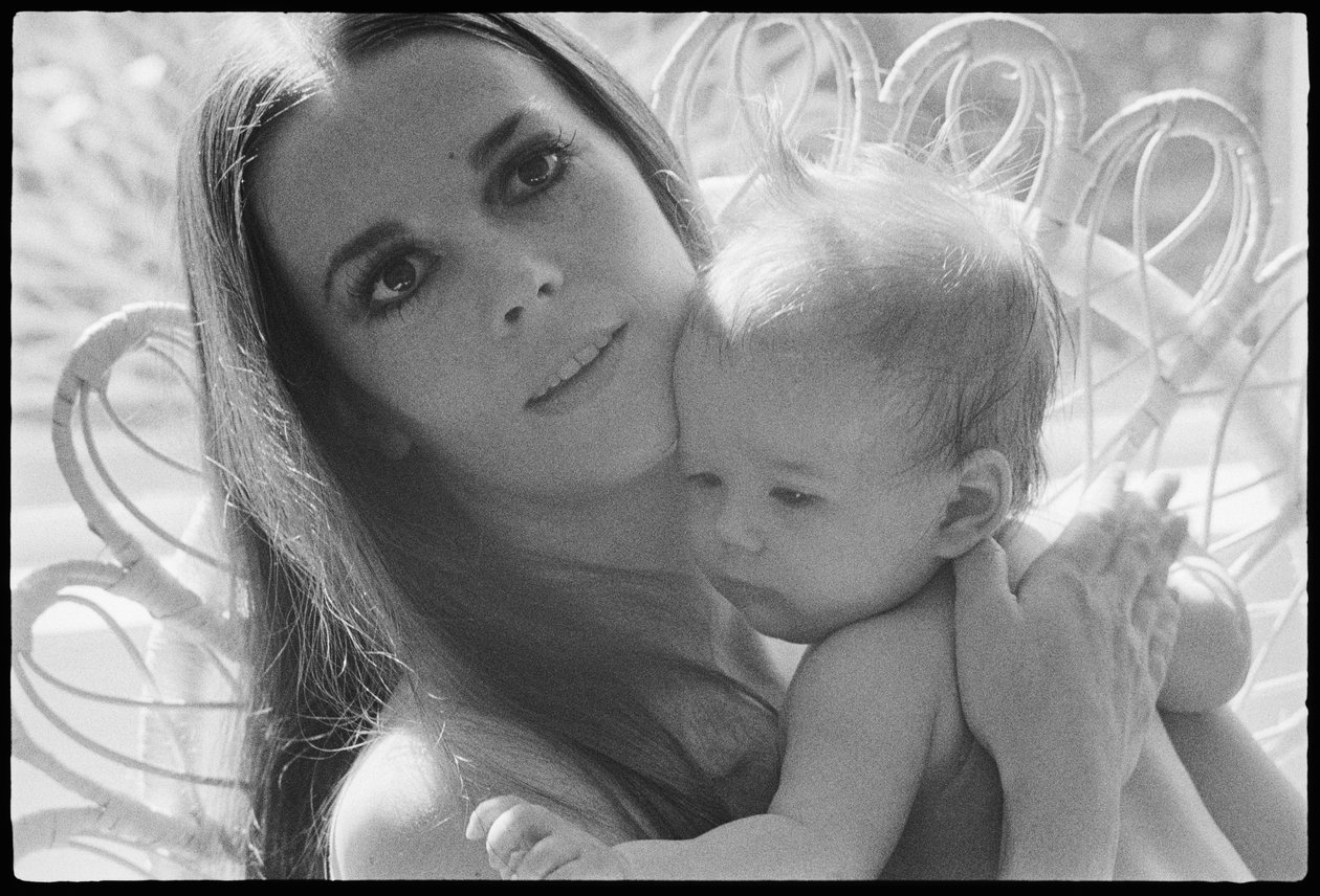 Natalie Wood tyttärensä kanssa tekijältä Orlando Suero