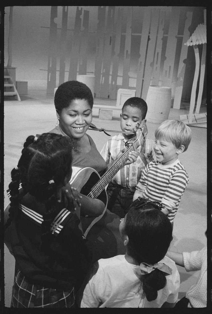 Odetta laulaa lapsille TV-erikoissarjassa tekijältä Orlando Suero