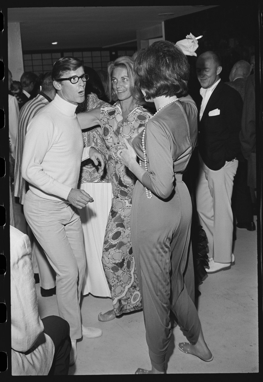 Roddy McDowall, Lauren Bacall ja Shirley MacLaine Malibun kotibileissä tekijältä Orlando Suero